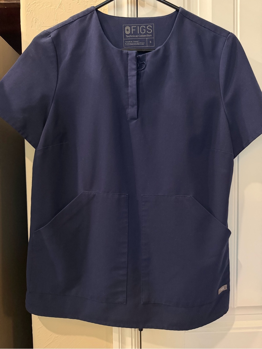 Figs Navy 2-pocket Scrub Top